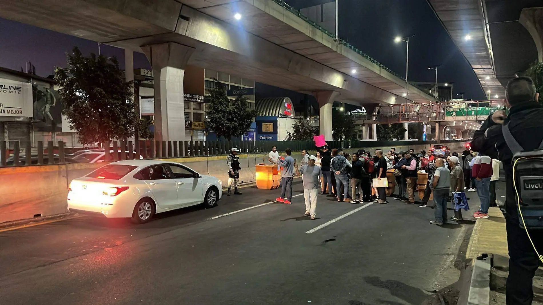 Bloqueo en Periférico en dirección al Estado de México